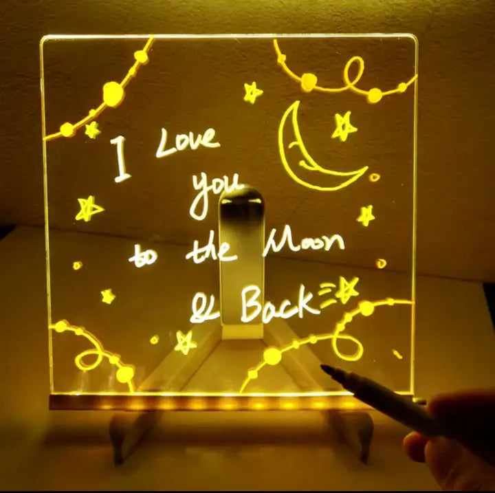 LED belyst akryl skrivtavla med meddelandet "I Love You to the Moon & Back" och stjärnmotiv.